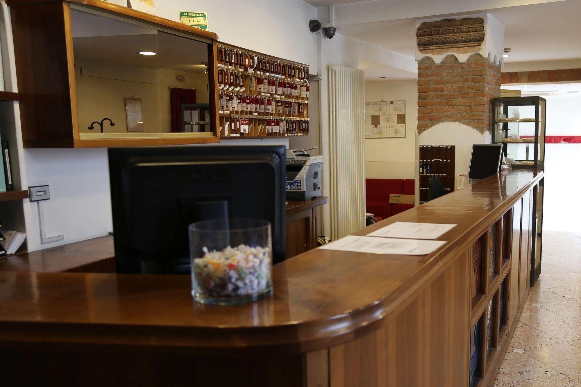Hotel Mantegna Stazione Mantova Esterno foto