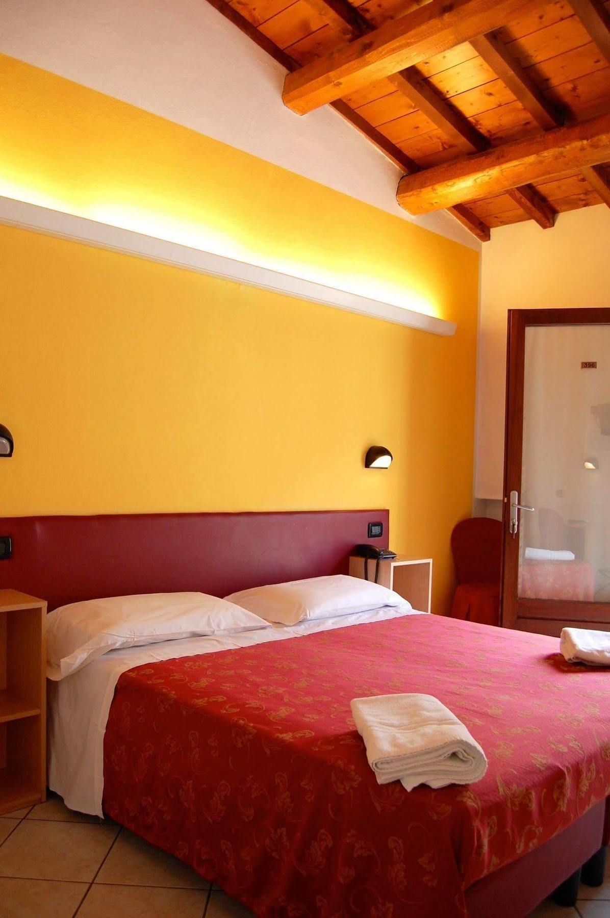 Hotel Mantegna Stazione Mantova Esterno foto